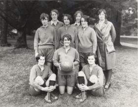 Women's basketball team, 1932 title=Women's basketball team, 1932
